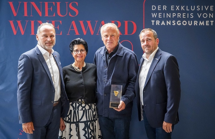 V.l.n.r.: Thomas Panholzer mit Heidi und Manfred Tement sowie Gerald Santer, Bereichsleitung Trinkwerk und JAVA