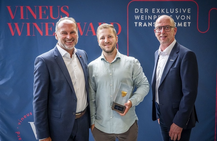 V.l.n.r.: Thomas Panholzer, Geschäftsführer Transgourmet, Newcomer Winzer des Jahres Peter Grill und Andreas Hayder, Abteilungsleiter Getränke, Category Management und Einkauf