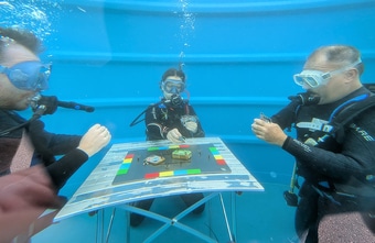 Taucher spielten in St. Valentin 51 Stunden lang Uno unter Wasser