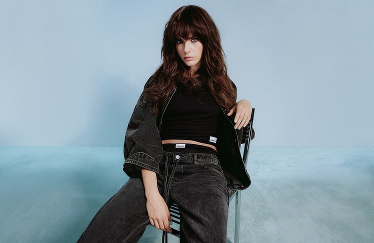 Die neue Detoxdenim Kollektion mit Cara Delevingne ist seit dem 17. September 2026 erhältlich. 