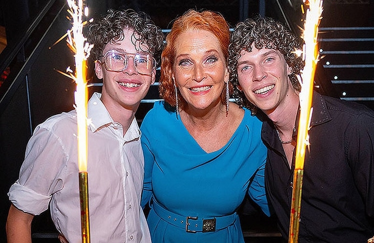 Maya Hakvoort mit ihren beiden Söhnen Joshua und Jason 