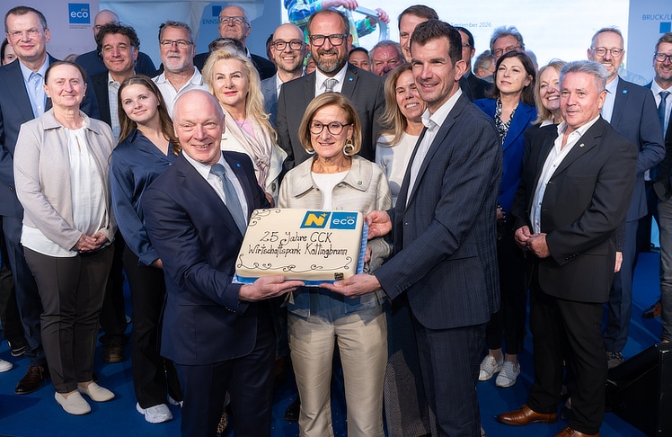 V.l.n.r.: ecoplus Geschäftsführer Helmut Miernicki, Landeshauptfrau Johanna Mikl-Leitner und Bürgermeister Christian Macho, mit Gästen im CCK Wirtschaftspark Kottingbrunn. © NLK Khittl
