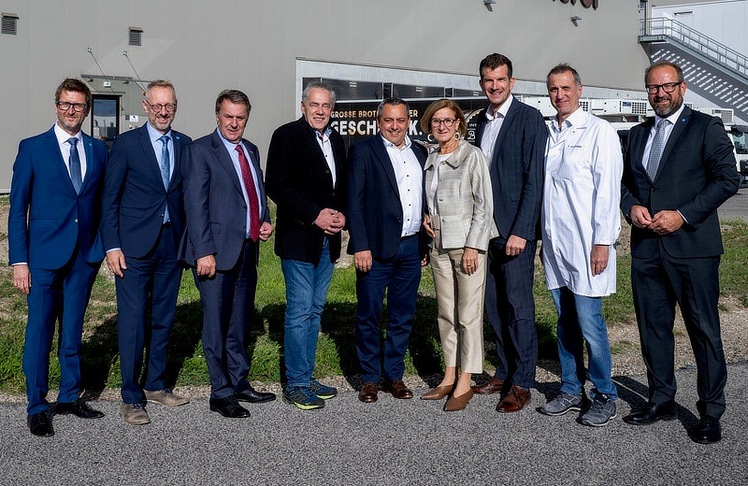 V.l.n.r.: CCK Geschäftsführer Roland Zellhofer, ecoplus Prokurist Martin Fassl, WKNÖ-Präsident Wolfgang Ecker, Vizebürgermeister Peter Szirtes, Karl-Heinz Grossmann (Interspar), Landeshauptfrau Johanna Mikl-Leitner, Bürgermeister Christian Macho, Peter Astleithner (Interspar-Bäckerei Kottingbrunn) und ecoplus Prokurist Bernhard Ebner. © NLK Khittl