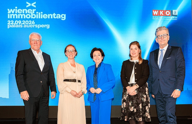 V.l.n.r.: Michael Pisecky (bisheriger Obmann der Fachgruppe Wien der Immobilien- und Vermögenstreuhänder), Nicole Fürntrath (Obfrau der Fachgruppe Wien der Immobilien- und Vermögenstreuhänder), Margarete Kriz-Zwittkovits (Präsidentin der Wirtschaftskammer Wien), Marie-Sophie Lamezan-Salins (Geschäftsführerin der Fachgruppe Wien der Immobilien- und Vermögenstreuhänder) und Martin Heimhilcher (Obmann der Sparte Information und Consulting der Wirtschaftskammer Wien).