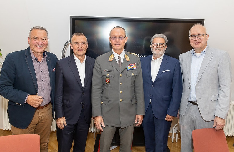 V.l.n.r.: Heinz Stiastny (Public Business Manager, Arrow ECS Austria & Vorstand im ZRK), Klaus Schiffl (CFO, GEMA International), Rudolf Striedinger (Generalstabschef, Österreichisches Bundesheer), Konrad Hannig (Country Manager Österreich, GEMA) und Heiko Friedrich (CEO, GEMA International).