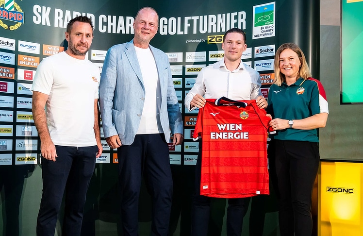 Steffen Hofmann (1.v.l.), Michael Dockal (2.v.l.) und Daniela Bauer (1.v.r.) © SK Rapid/Zgonc