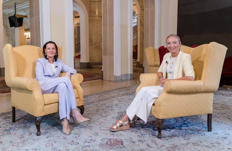 Allegra Frommer (l.) und LEADERSNET.tv-Moderatorin Jacqueline Knollmayr beim Interview.