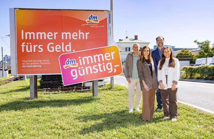 V.l.n.r.: Thomas Frauenschuh (Regionalleitung Salzburg, EPAMEDIA), Katharina Garber (Managerin Kommunikation National, dm Österreich), Rainer Eschrich (Head of Agency Sales, EPAMEDIA), Melissa Lorenzoni (Fachkraft Klassische & Lokale Kommunikation, dm Österreich) ® EPAMEDIA