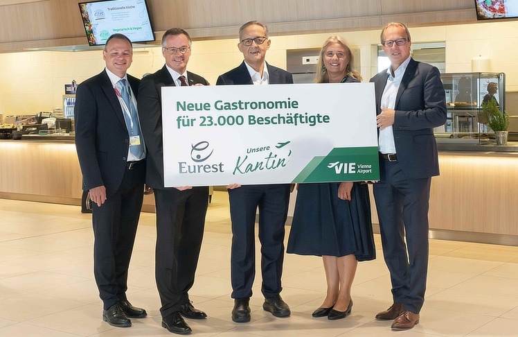 V.l.n.r.: Christian Moser, Hospitality Manager Flughafen Wien AG, Wolfgang Scheibenpflug, MRICS, Geschäftsbereichsleiter Immobilien- und Standortmanagement der Flughafen Wien AG, Günther Ofner, Vorstand der Flughafen Wien AG, Angelika Ponecz, Geschäftsführerin Vienna AirportCity Event GmbH und Leiterin Business Development am Flughafen Wien und Georg Hirsch-Stronstorff, Managing Director Eurest Österreich