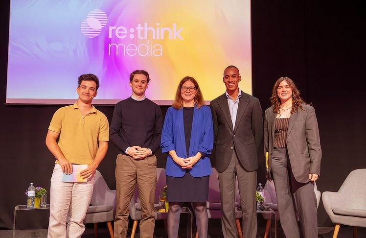 V.l.n.r.: Simon Plank (Social Media ZIB), Andreas Grassl (Politik-Influencer & Journalist), Katharina Schmidt (Wiener Zeitung), Stefan Lenglinger (ORF) und Marie-Theres Brand (MDR Aktuell) bei der re:think media 2025. 