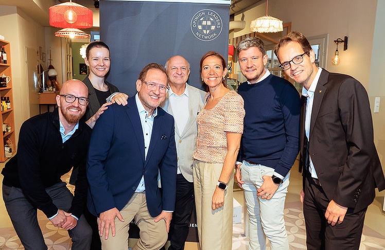 V.l.n.r.: David Beran (Markenbotschafter, IMMOunited), Caroline Aichholzer (Managing Director, Apcoa Austria), Friedrich Csörgits (Initiator von TheREAL100under40 und Herausgeber von LEADERSNET Immobilien), Wolfdieter Jarisch (Vorstand, S+B Gruppe), Martina Hirsch (Geschäftsführerin, S Real Immobilien), Benedikt Stockert (Rechtsanwalt, FSM Rechtsanwälte) und Immanuel Kudlacek (Leiter Kompetenzzentrum Immobilien, RLB NÖ/W).