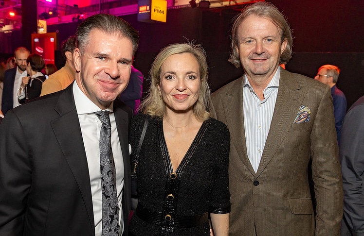 V.l.n.r.: Gerald Grünberger (Geschäftsführer des Verbands Österreichischer Zeitungen), Rebekka Salzer (ORF-Moderatorin) und Andreas Kratschmar (ORF-Stiftungsrat).