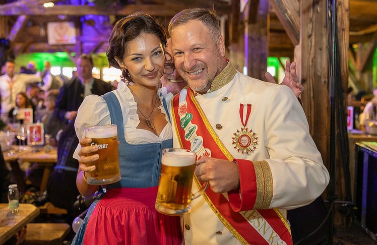 Daniela Kokic (Designerin des Dirndls der Wiener Kaiser Wiesn und Schülerin der Modeschule Michelbeuern) und Johann Pittermann (Geschäftsführer der Wiener Kaiser Wiesn).