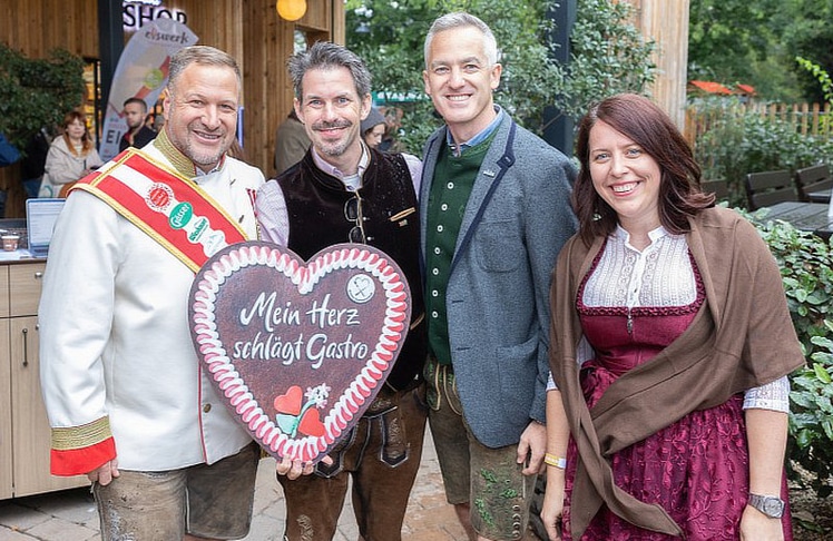 V.l.n.r.: Johann Pittermann (Geschäftsführer der Wiener Kaiser Wiesn), Thomas Peschta (Obmann der Fachgruppe Gastronomie der WKW), Paul Kolarik (Geschäftsführer der Luftburg – Kolarik im Prater) und Kathrin Brandtner (Marketingleitung "Wiesbauer Wurstspezialitäten").