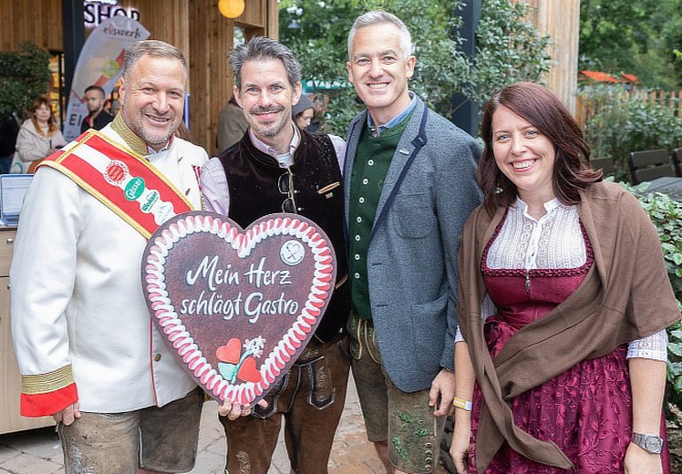 VIPs gaben sich bei der Eröffnung der Wiener Kaiser Wiesn ein Stelldichein