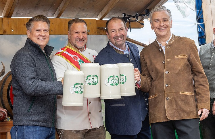 V.l.n.r.: Markus Kapl (Geschäftsfeldleiter Gastronomie Brau Union Österreich), Johann Pittermann (Geschäftsführer der Wiener Kaiser Wiesn), Alexander Nikolai (Bezirksvorsteher Leopoldstadt) und Josef Taucher (Klubvorsitzender SPÖ Wien).