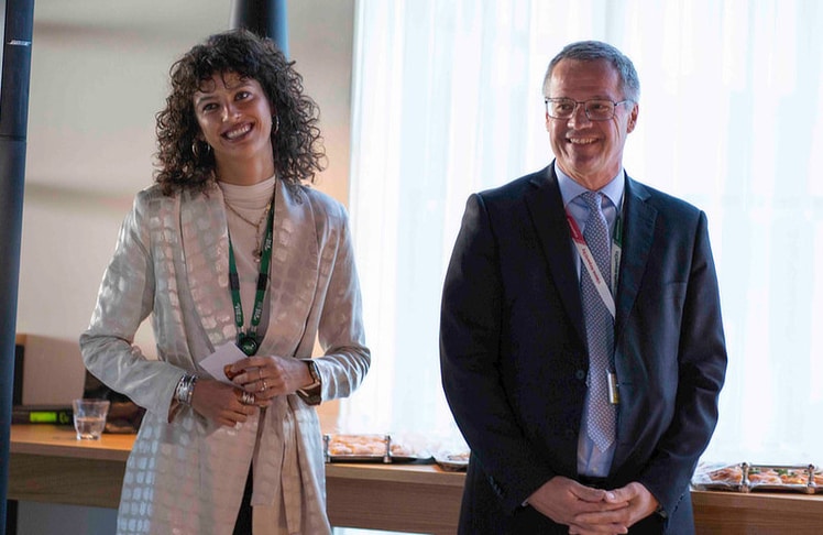 Valentina Lenz (Community Managerin der Vienna AirportCity) und Wolfgang Scheibenpflug (Geschäftsbereichsleiter Immobilien- und Standortmanagement der Flughafen Wien AG).