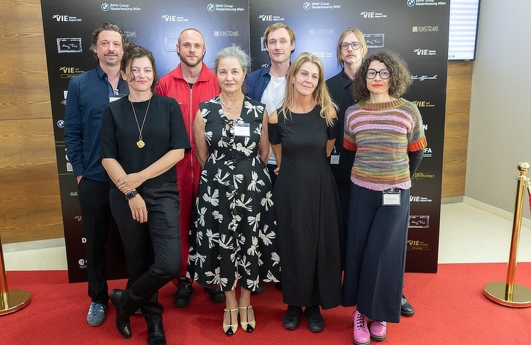  Vordere Reihe (v.l.n.r.): Bianca Regl, Esther Attar, Claudia Schumann, Sevda Chkoutova/ Hintere Reihe (v.l.n.r.): Stylianos Schicho, Jeremias Altmann, Bernard Ammerer, Christian Rothwangl © Flughafen Wien 