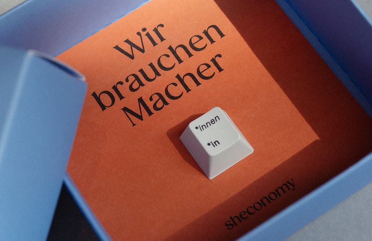 Die Kampagne "Wir brauchen Macherinnen" soll zeigen, wie Sprache die Vorstellung von Frauen in Wirtschaft und Führung prägt. © HFA-Studio