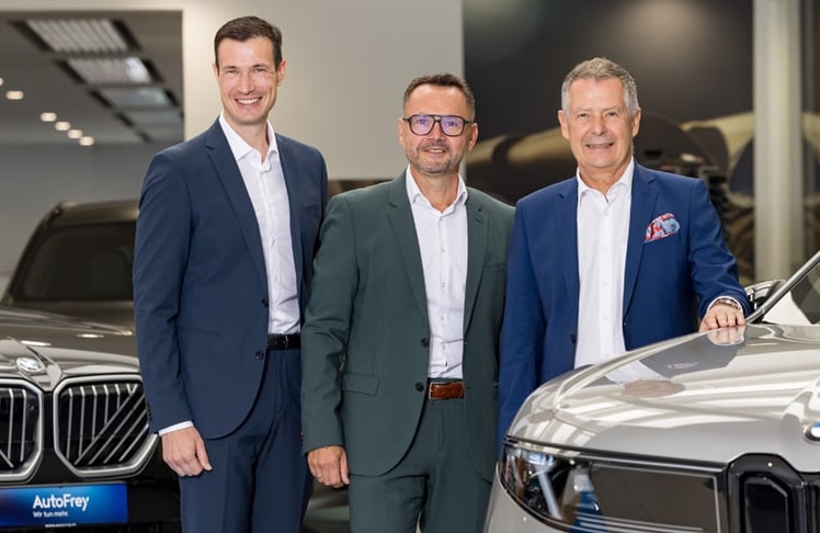 Die Geschäftsführung ab 2027 (v.l.n.r): Wolfgang Kendlbacher  und Alfred Mittendorfer, gemeinsam mit Josef Roider, der die Geschäfte von AutoFrey elf Jahre lang führte.
