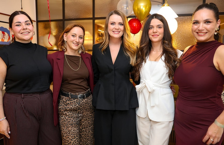 Das Team von Golden Nugget PR (v.l.n.r.): Katrin Schmirler, Tatjana Peters, Agenturgründerin Sylvia Bauer, Nija Würzelberger und Sarah Collin.