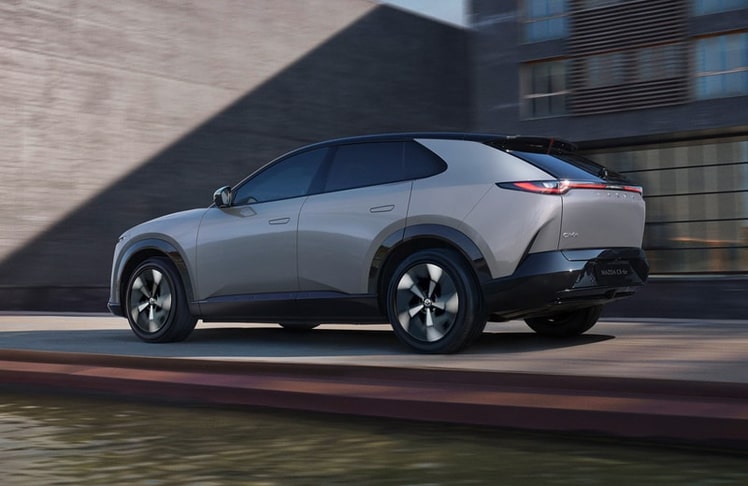 Beim CX-6e kann man durchaus von einem elektrischen SUV-Coupé sprechen.