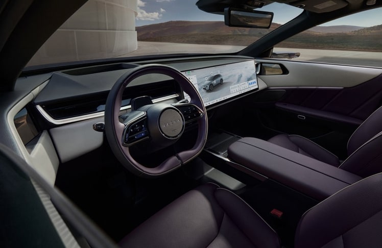 Das Cockpit prägt ein 26 Zoll breiter Touchscreen.