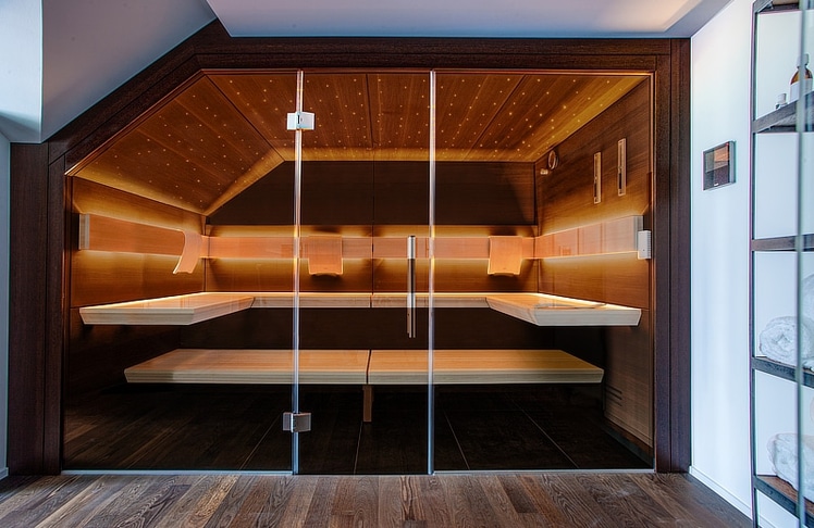 Die Sauna Casena von Klafs greift mit ihren Linien die Geometrie des Raumes auf.