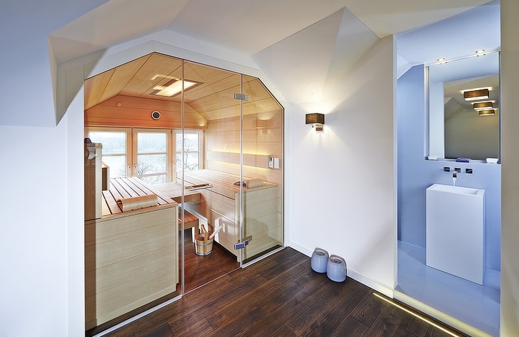 Die Sauna Shape von Klafs, integriert in einen Erker.