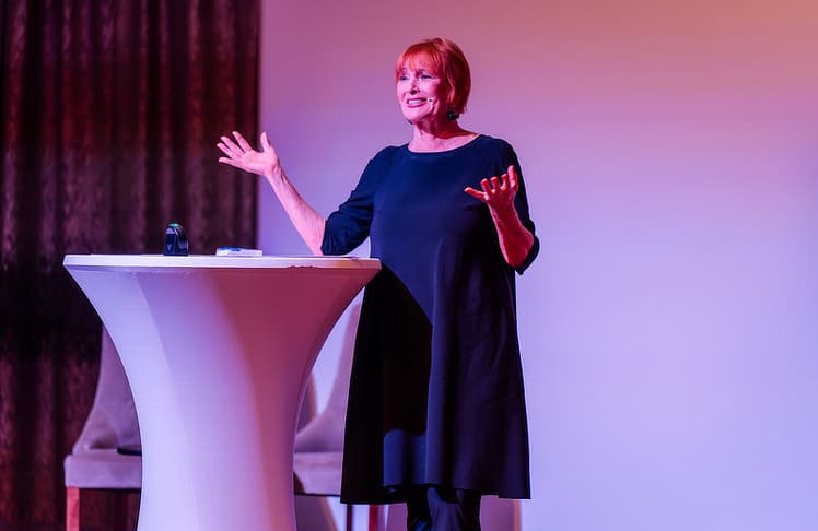 Chris Lohner erzählte unter dem Motto "schräg, witzig, komisch" aus ihrem Leben und appellierte insbesondere an Frauen, einander auf Augenhöhe zu begegnen und stärkere Netzwerke aufzubauen.