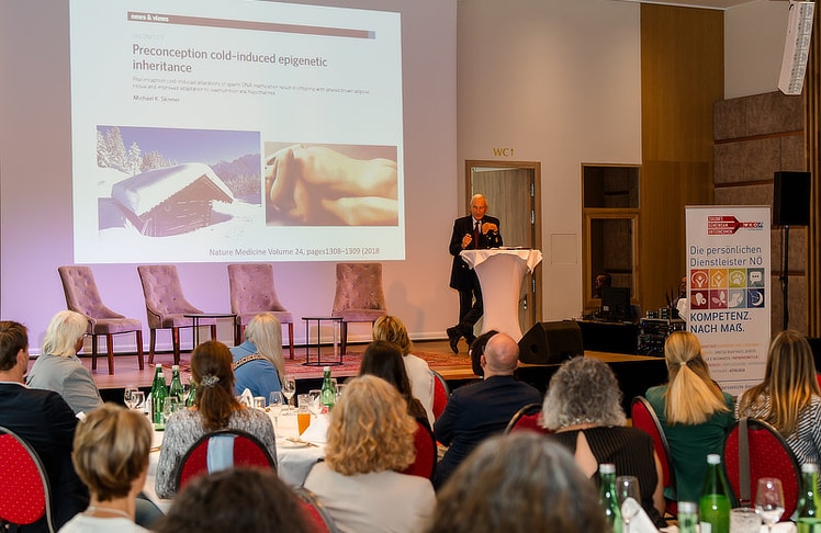 Mediziner und Autor Johannes Huber widmete sich in seiner Keynote der Frage, warum Menschen so sind, wie sie sind, und beleuchtete dabei unter anderem Epigenetik, Persönlichkeitsstrukturen und äußere Prägungen.
