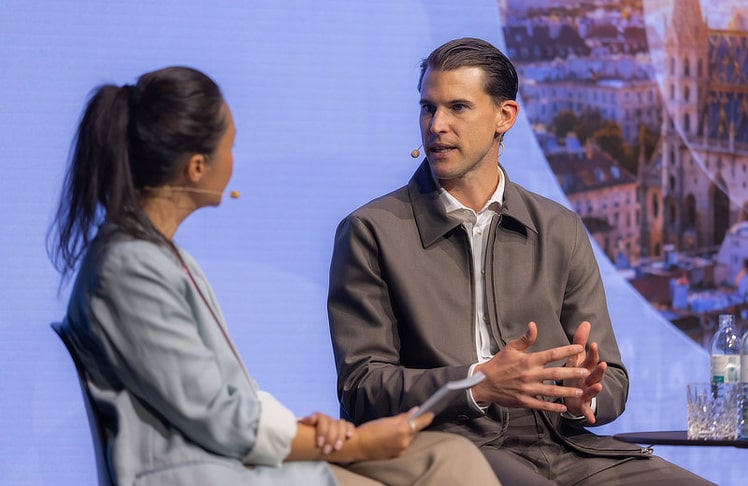 Dominic Thiem sprach mit Moderatorin Conny Lee über Parallelen zwischen Spitzensport und Unternehmertum, darunter Resilienz, Fokus und langfristiges Denken.