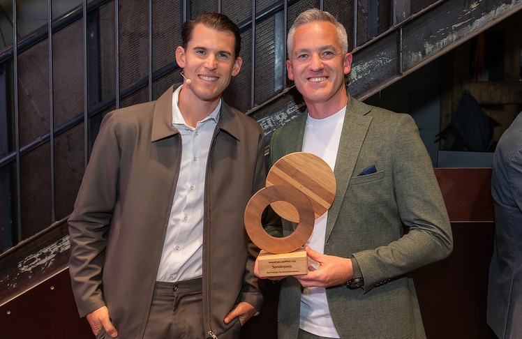 Paul Kolarik nahm für die Luftburg den Sonderpreis "Nachhaltiges Familienunternehmen" entgegen, Ex-Tennisprofi Dominic Thiem gratulierte ihm.