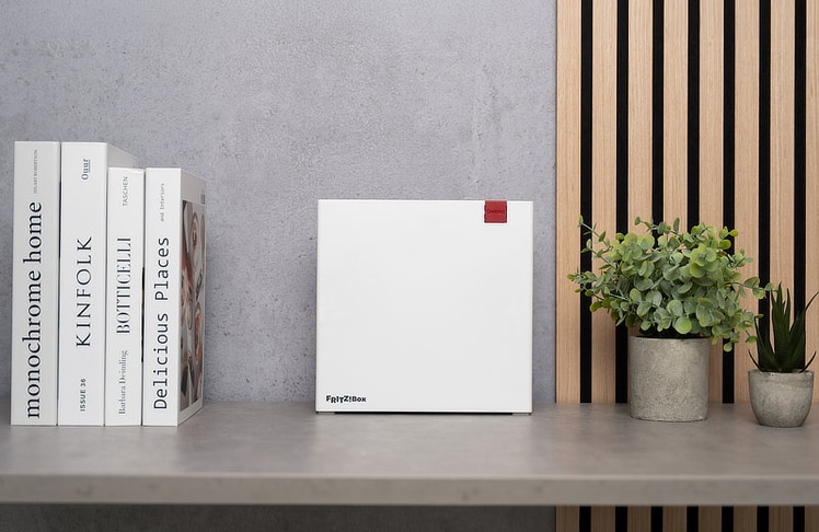 Die FRITZ!Box DSL/Fiber 7-90 lässt sich aufstellen, hinlegen oder an der Wand befestigen.