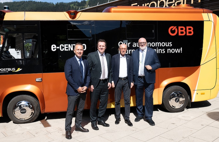 V.l.n.r.: Berkan Saglam (Otokar), Landesrat René Zumtobel, EFA-Präsident Othmar Karas und ÖBB-CEO Andreas Matthä beim ÖBB Brunch und der Testfahrt des autonomen Postbusses © ÖBB/Lichtraum