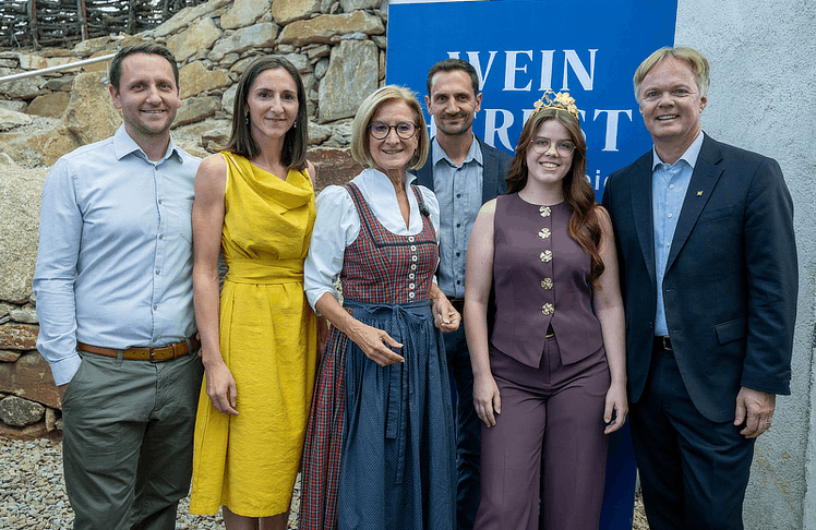 V.l.n.r.: Christian Gruber, Maria Wegscheider, Landeshauptfrau Johanna Mikl-Leitner, Ewald Gruber vom Bio-Weingut Gruber-Röschitz, Weinkönigin Marie I. und Michael Duscher (GF NÖ Werbung)