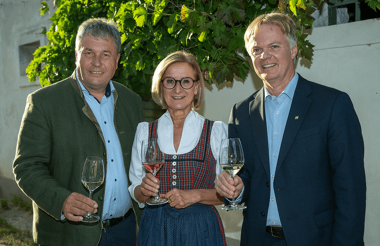 V.l.n.r.: Leopold Müller (Vizepräsident NÖ Weinbauverband), Landeshauptfrau Johanna Mikl-Leitner und Michael Duscher (Geschäftsführer Niederösterreich Tourismus)