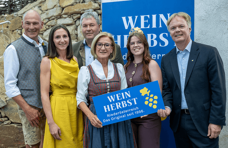 V.l.n.r.: Hannes Steinacker (GF Tourismusdestination Weinviertel), Maria Wegscheider (Bio-Weingut Gruber-Röschitz), Leopold Müller (Vizepräsident NÖ Weinbauverband), Landeshauptfrau Johanna Mikl-Leitner, Weinkönigin Marie Huber und Michael Duscher (GF NÖ Werbung).