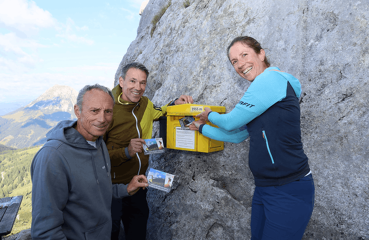 V.l.n.r.: Anton Schutti, Christoph Stadler und Michaela Stadler, die Veranstalter:innen des Zukunftsforums Ramsau, vor dem höchsten Briefkasten der Ramsau 