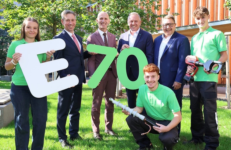 V.l.n.r.: Marie Lercher (Bürokauffrau, 1. Lehrjahr), Werner Ressi (Vorstand Energie Steiermark), Landesrat Willibald Ehrenhöfer, Landeshauptmann Mario Kunasek, Jonas Jauk (Doppelberuf Elektrotechniker & Technischer Zeichner, 2. Lehrjahr), Martin Graf (Vorstand Energie Steiermark) und Simon Damm (Elektrotechniker, 2. Lehrjahr). © Energie Steiermark/Symbol