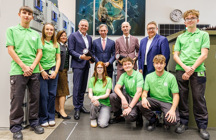 Mario Kunasek (4.v.l.), Werner Ressi (5.v.l.), Willibald Ehrenhöfer (6.v.l.) und Martin Graf (7.v.l.) mit Lehrlingen. © Energie Steiermark/Symbol