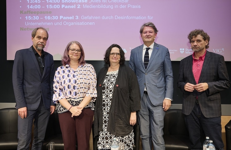 V.l.n.r.: Oliver Scheibenbogen (Sigmund Freud PrivatUniversität), Manuela Grünangerl (Universität Salzburg), Barbara Buchegger (ÖIAT), Helmut Brandstätter (Europäisches Parlament) und Martin Puntigam (Kabarettist, Schauspieler)