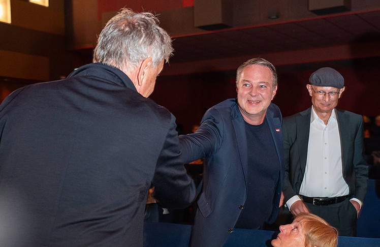 Medienmanager Gerhard Zeiler (l.) und SPÖ-Chef Andreas Babler sorgten mit ihrer ersten öffentlichen Begegnung seit Zeilers Ankündigung und ihrem Handshake für besonderes Medieninteresse.