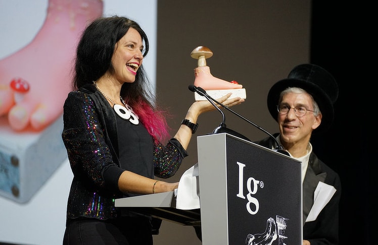 Die Ig-Nobelpreis-Trophäe zeigt einen Fuß, aus dem ein Pilz sprießt.