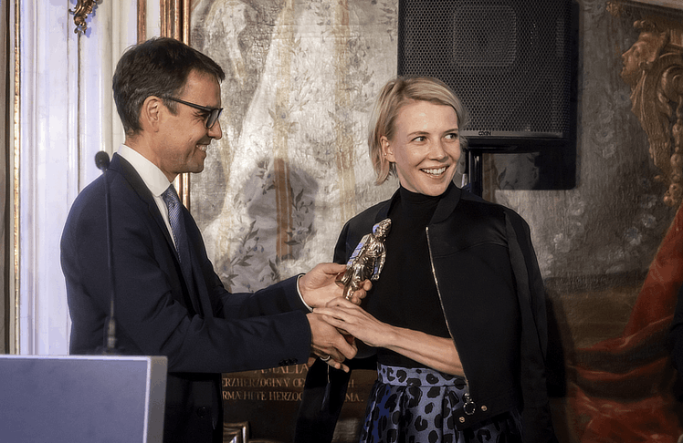 Florian Neuner von der Tirol Werbung übergibt den Tirolerin Award an Kitzbühel Tourismus Geschäftsführerin Viktoria Veider-Walser.