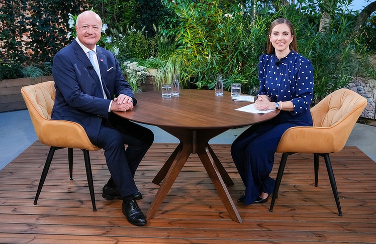 Bundeskanzler Christian Stocker und Moderatorin Simone Stribl © ORF/Roman Zach-Kiesling