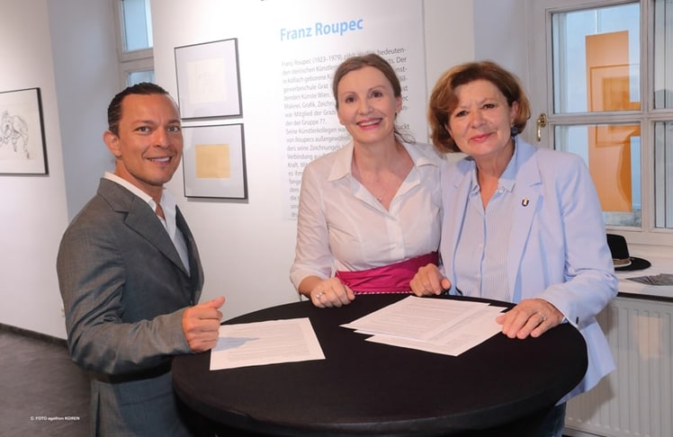 V.l.n.r.: Künstler Juan Callejas mit Ulrike Janach und Stadträtin Stefanie Galler © FOTO agathon KOREN