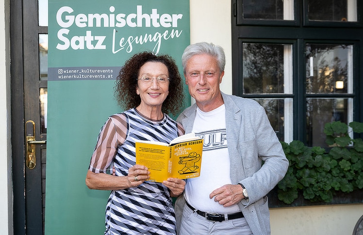 Schauspielerin Konstanze Breitebner mit Kabarettist und Autor Florian Scheuba.