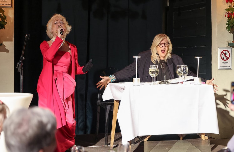 Schauspielerin und Sängerin Sona MacDonald (l.) sowie Journalistin und Autorin Angelika Hager alias "Polly Adler".