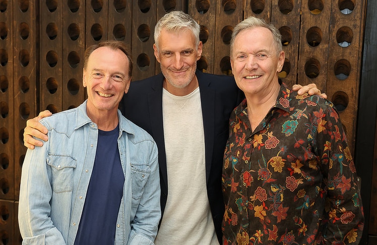 V.l.n.r.: Bestsellerautor Marc Elsberg, Moderator Thomas Raab sowie Gastgeber Ossi Schellmann.